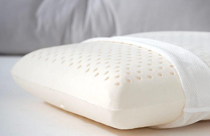So sánh gối cao su thiên nhiên và gối cao su non 2 Gối cao su thiên nhiên có mùi thơm cao su tự nhiên, dễ chịu