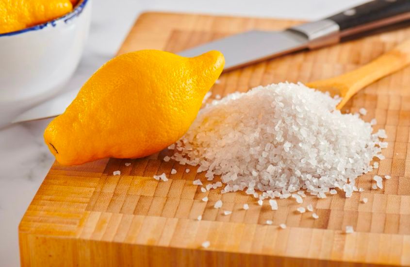 Khử mùi khai nước tiểu trên nệm bằng nước chanh