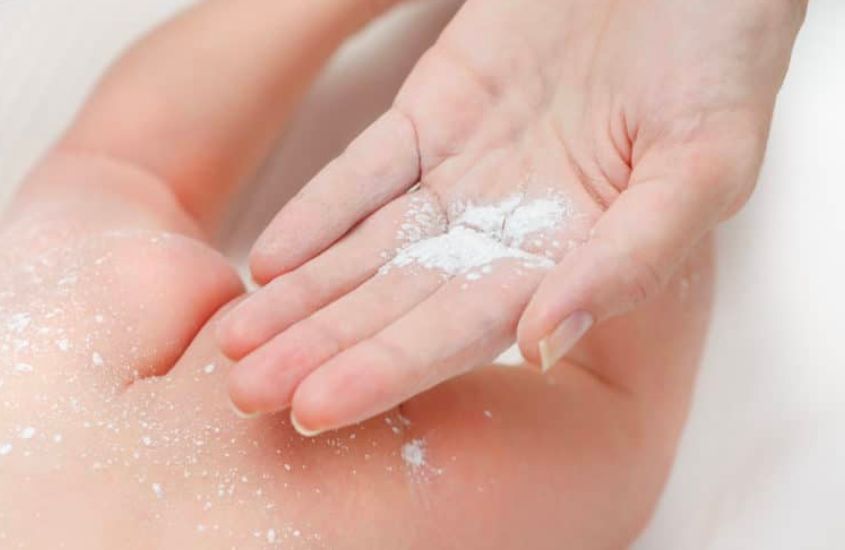Khử mùi khai nước tiểu trên nệm bằng phấn rôm