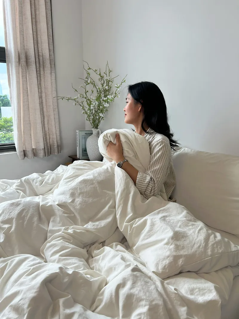 Bộ chăn ga Goni Fresh màu beige bên cửa sổ, mang lại cảm giác tươi mới buổi sáng.